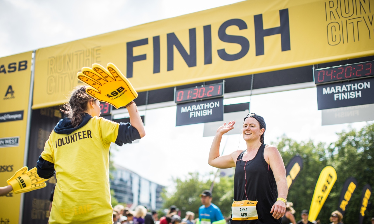 Finish line giải chạy với runner v&agrave; t&igrave;nh nguyện vi&ecirc;n